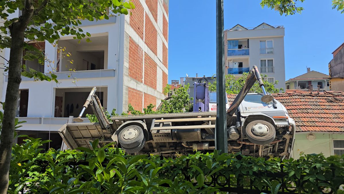 Mudanya\'da Vinç Devrildi, İki İşçi Yaralandı