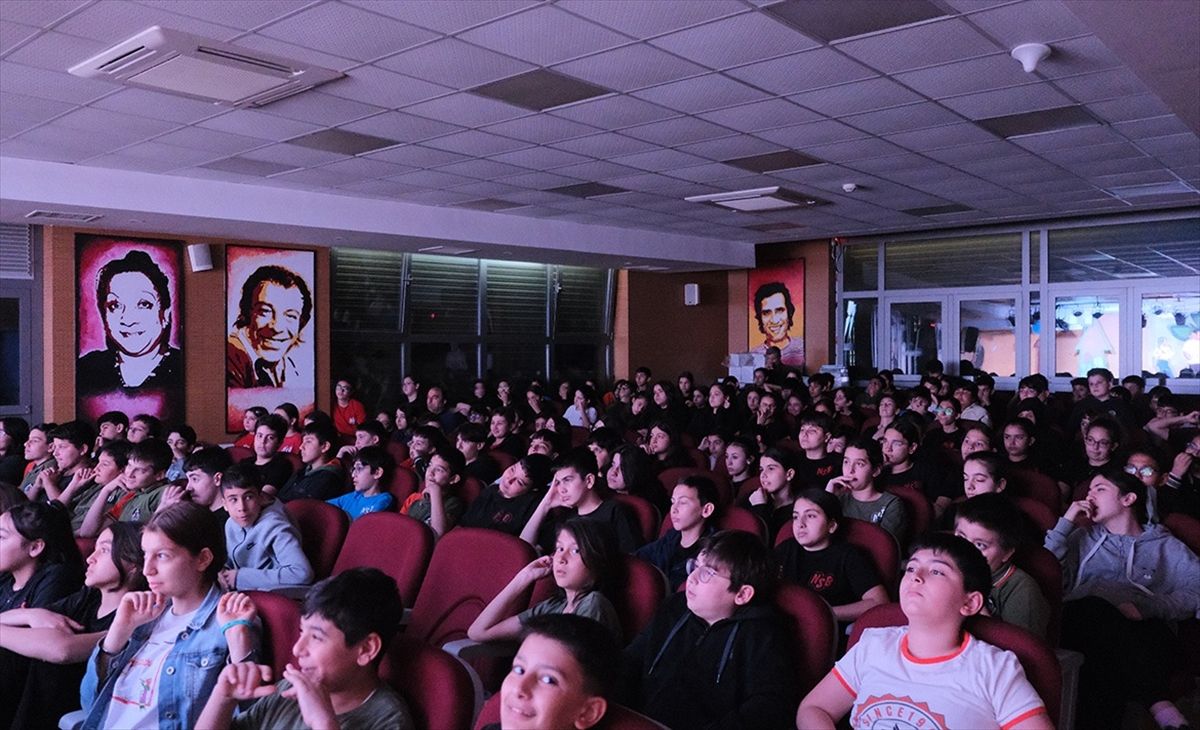 Çocuklara Çevre Bilinci: \'Gelecekten Gelen Çocuk\' Tiyatro Oyunu