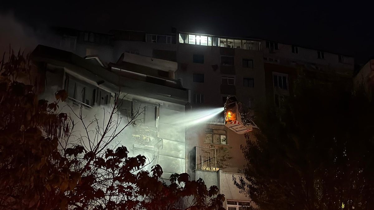 Şişli\'de motosiklette çıkan yangın, iş yerini ve binanın dış cephesini sardı