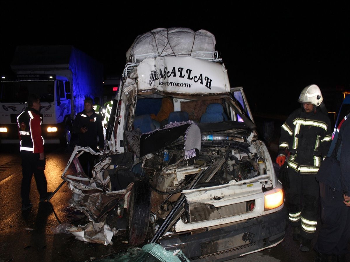 Aksaray\'da Tarım İşçilerini Taşıyan Minibüs Kaza Yaptı
