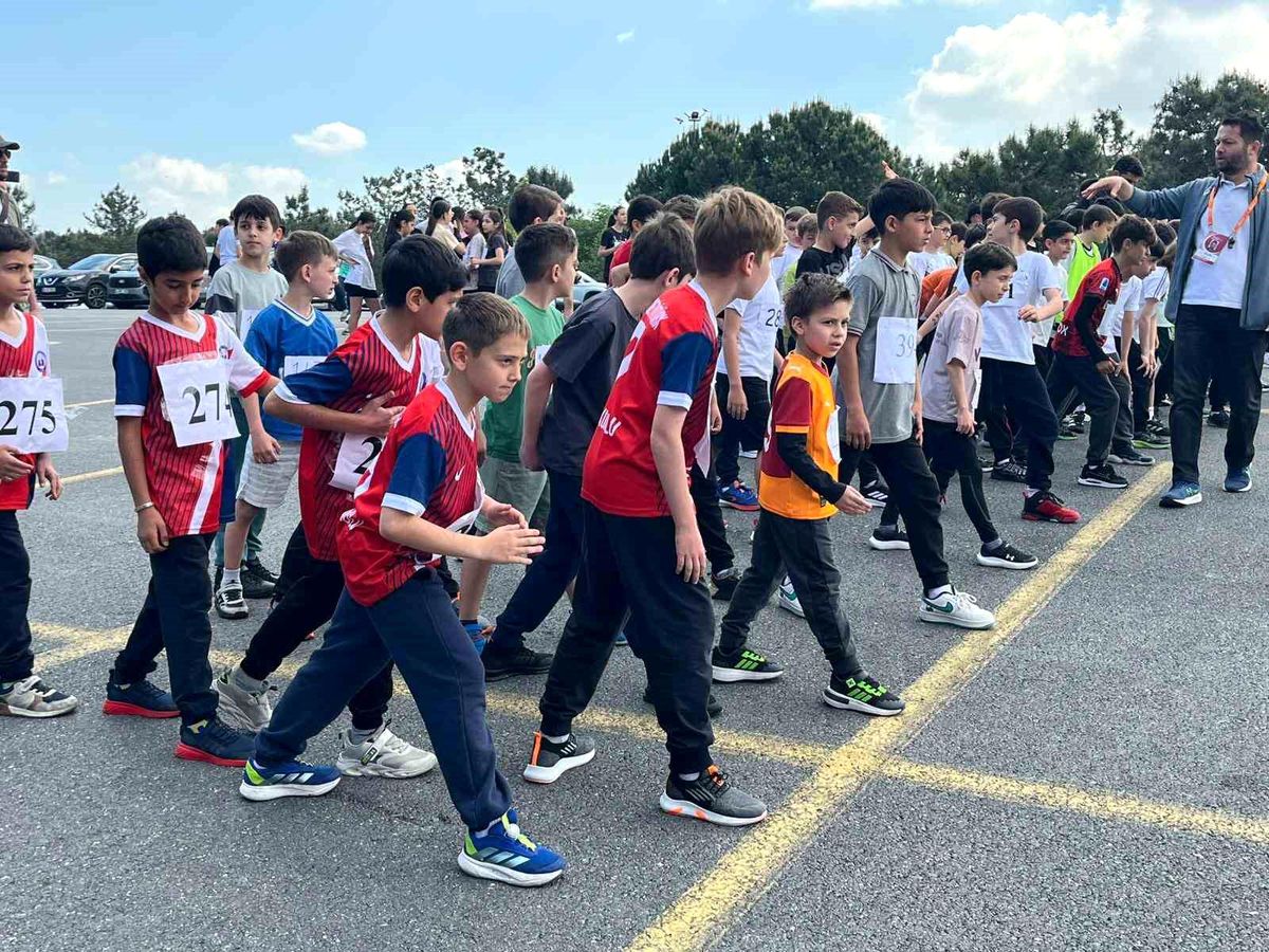 Ümraniye\'de genç sporcular kros parkurunda yarıştı