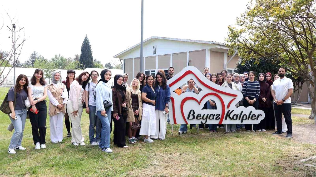 Üniversiteliler sahada sosyal hizmet eğitimi aldı