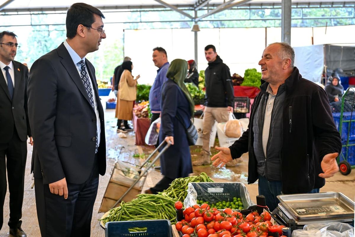 Uşak Valisi Semt Pazarını Ziyaret Etti