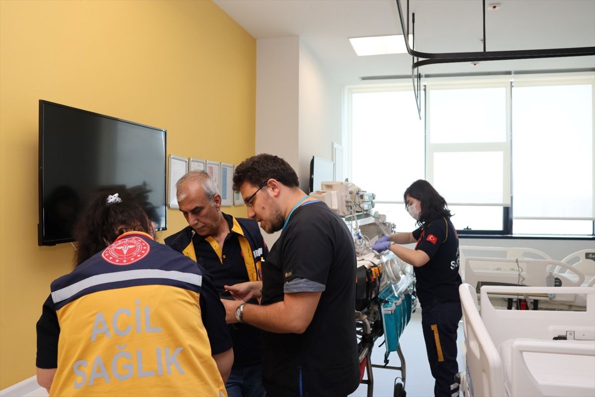 Bağırsak Rahatsızlığı Olan Bebek İzmir\'e Sevk Edildi