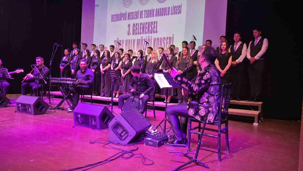 Vezirköprü\'de Geleneksel Türk Halk Müziği Konseri
