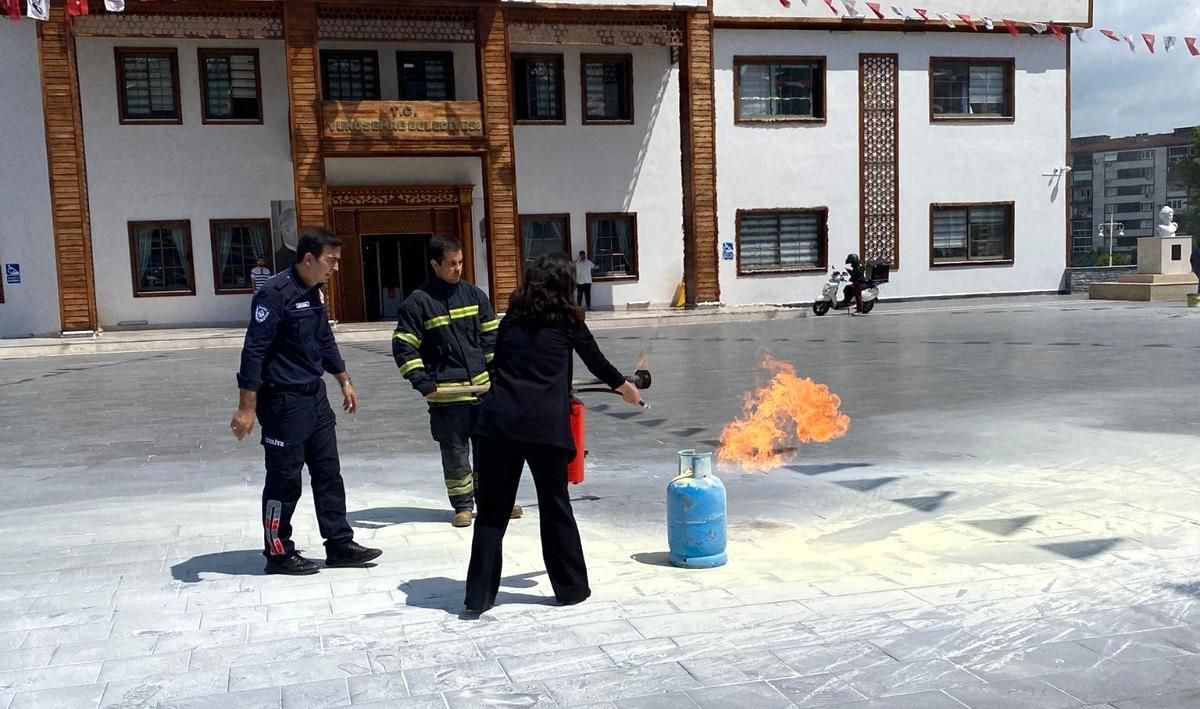 Yunusemre Belediyesi\'nde gerçeğini aratmayan yangın tatbikatı
