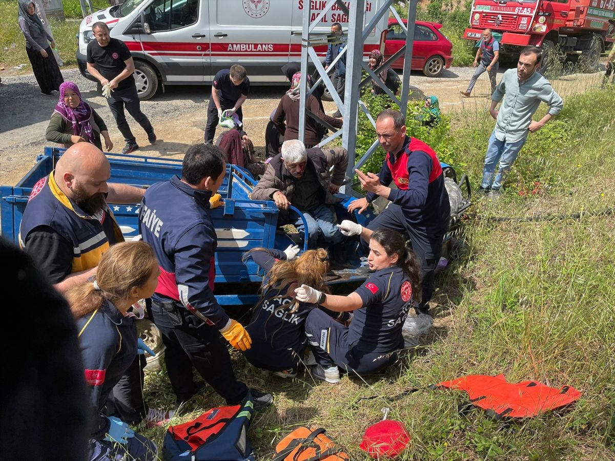 Zonguldak\'ta Tarım Aracı Elektrik Direğine Çarptı