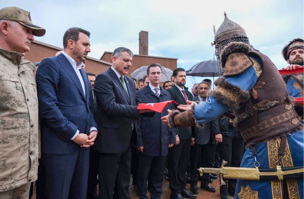 Bakan Çiftçi Ahlat\'ta Mezarlığı Ziyaret Etti