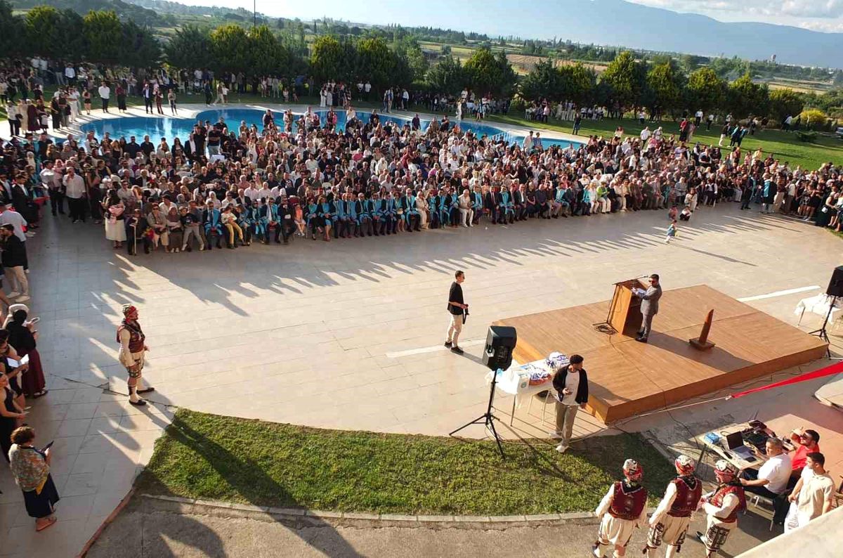 Burhaniye\'de Mezuniyet Coşkusu
