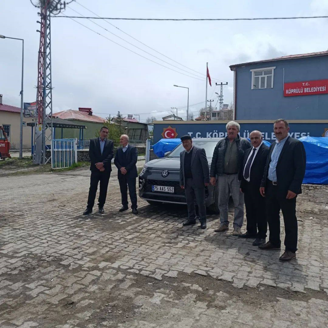 Belediye binası önünde 