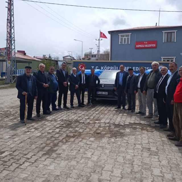 Belediye binası önünde 