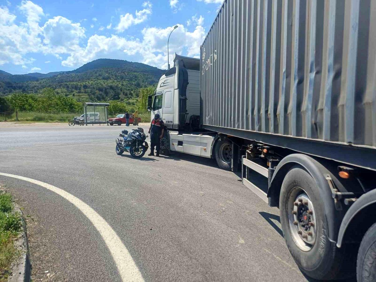 Bilecik\'te Tır ve Motosiklet Çarpıştı: 1 Yaralı