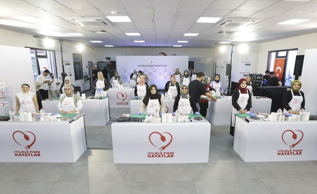 Bursa\'da Depremzede Kadınlar İçin Aşçılık Atölyesi