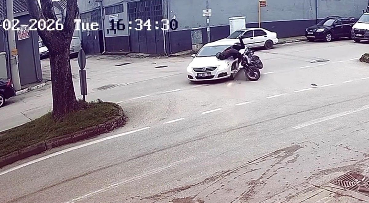 Bursa\'da Motosiklet Kazası Güvenlik Kamerasında