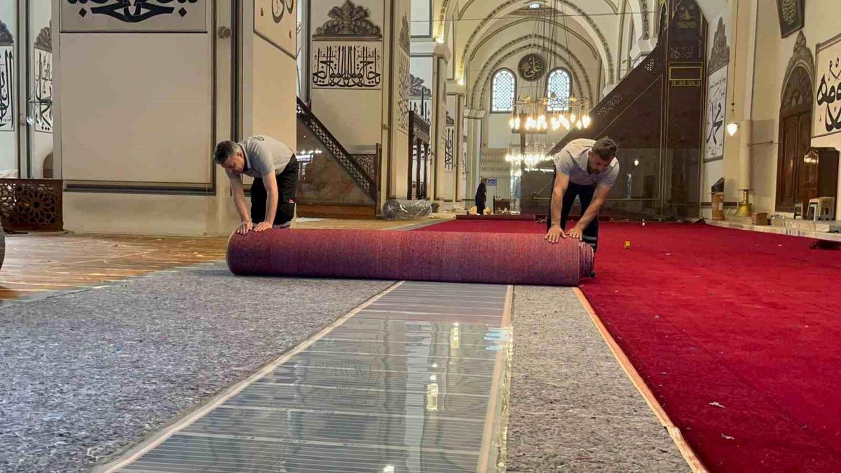 Ulu Cami\'de Halı Yenileme Çalışmaları Başladı