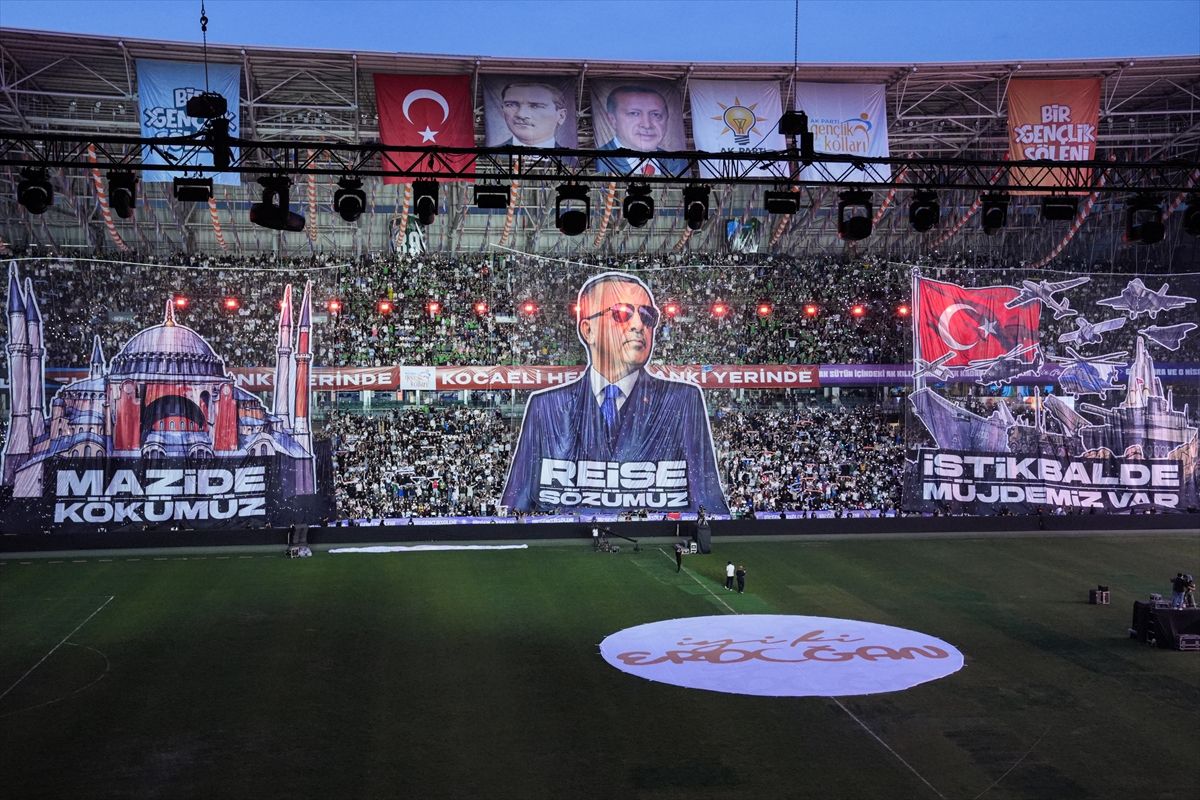 Erdoğan: Türkiye\'yi aydınlık yarınlara gençler taşıyacak