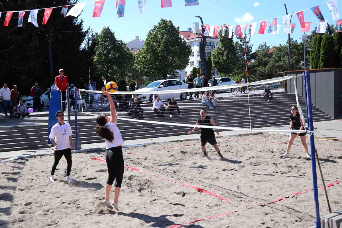 Denizi olmayan Bolu\'da plaj voleybolu oynadılar