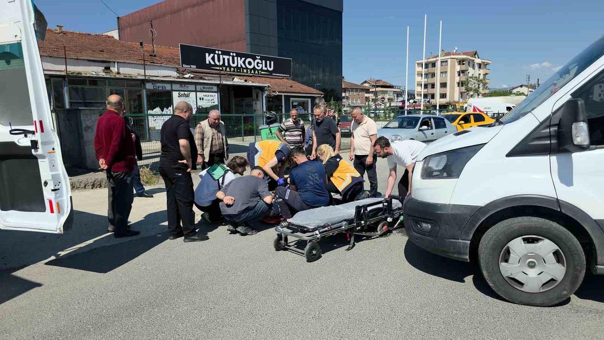 Düzce\'de Minibüs ve Motosiklet Çarpıştı