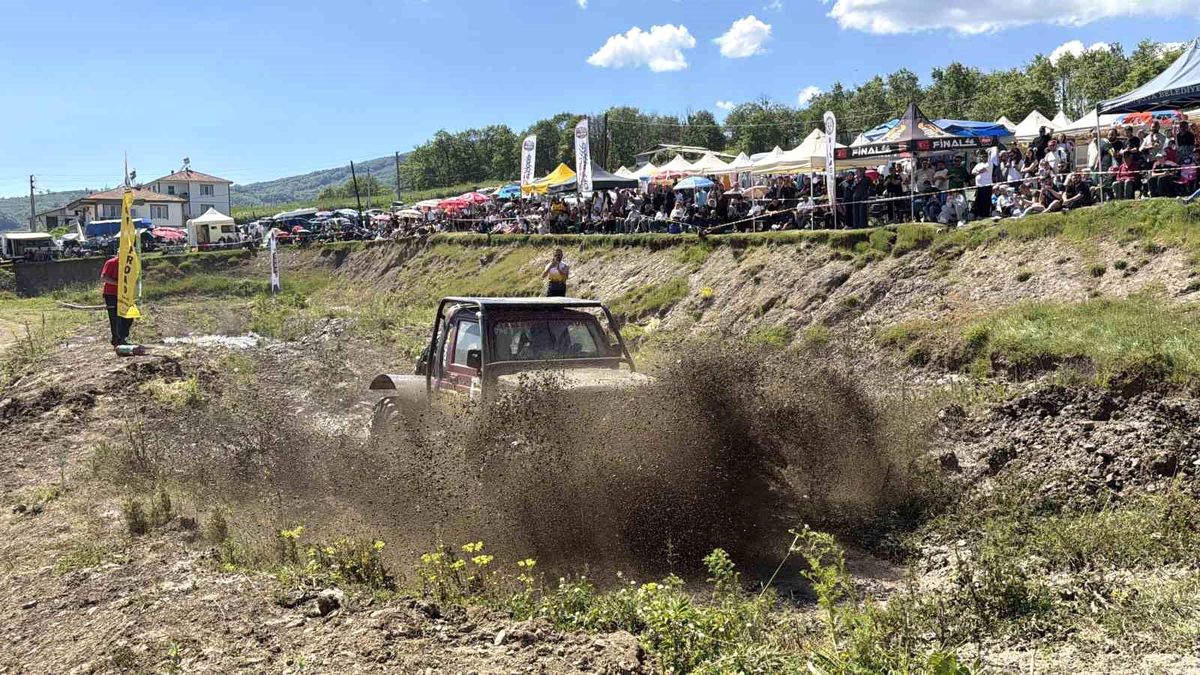 Düzce\'de Off-Road festivali nefes kesti: 60 araç zorlu parkurda yarıştı
