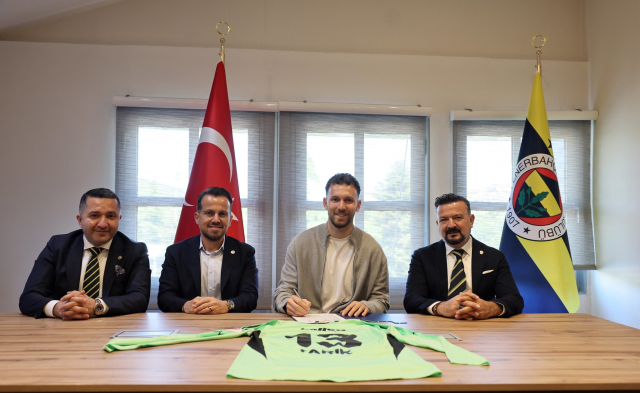 Fenerbahçe resmen açıkladı! Yıldız isimle 3 yıllık imza
