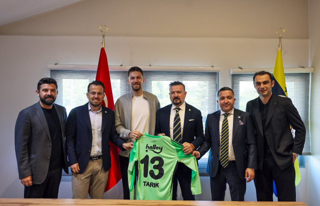 Fenerbahçe resmen açıkladı! Yıldız isimle 3 yıllık imza