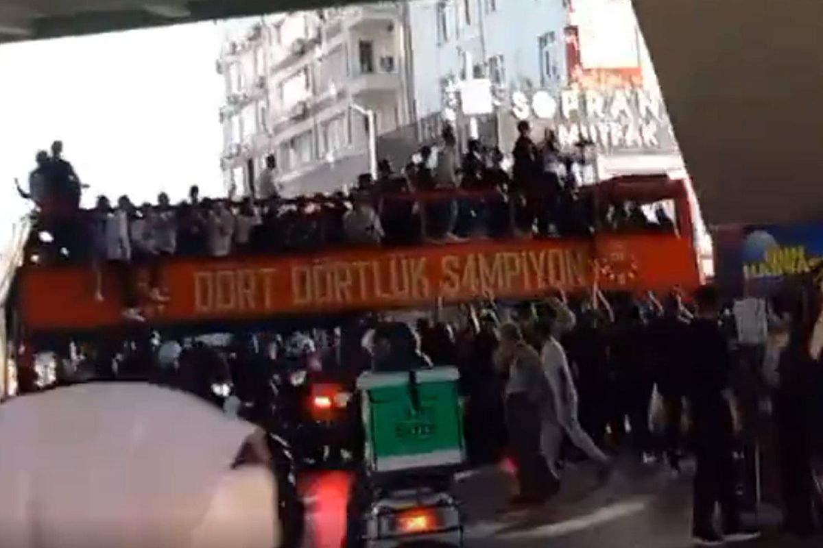 Galatasaray’ın takım otobüsü geçerken bir anda bağırmaya başladı: Hırsızlar, hırsızlık kutlanamaz