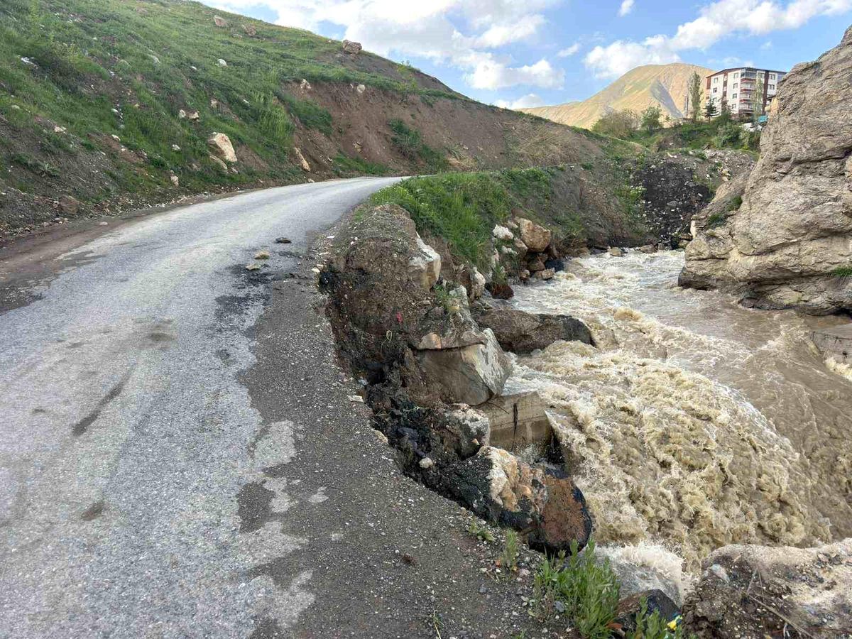 Hakkari\'de iki mahalleyi bağlayan yol çöktü