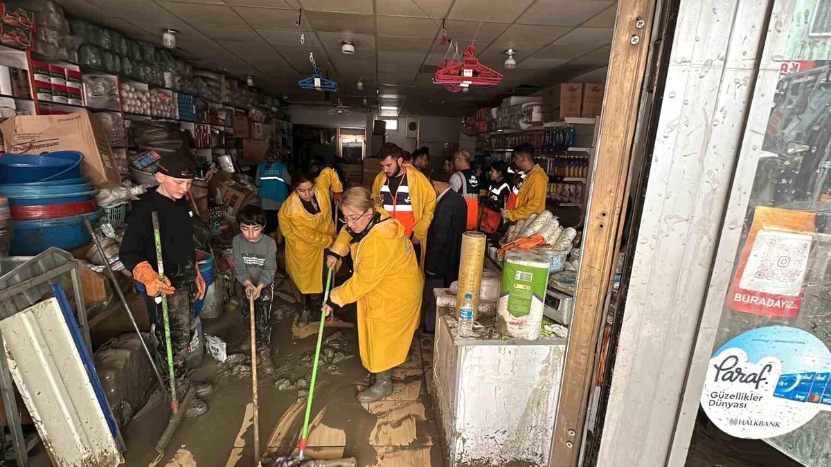 Havza\'daki selin yaraları sarılıyor: 2 bin 624 personel ve bin 200 gönüllü görev yaptı