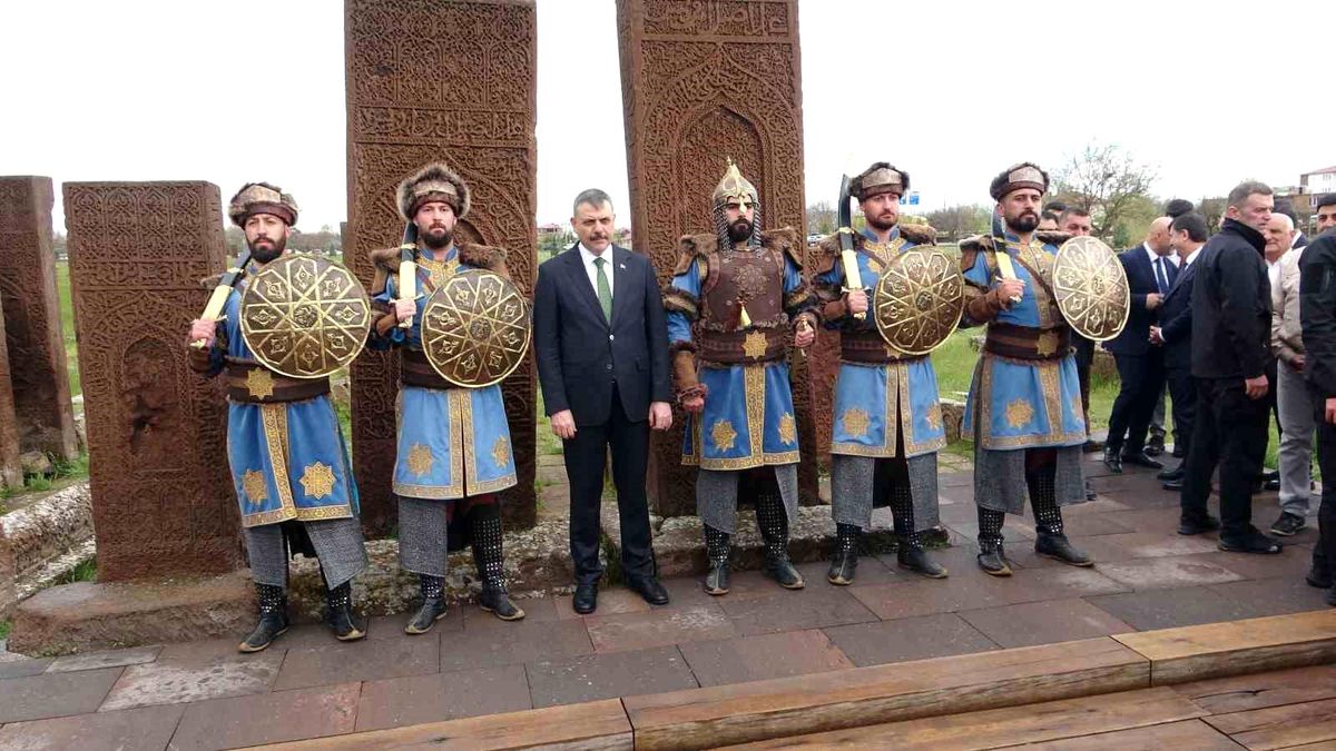 Bakan Çiftçi Ahlat\'ta Selçuklu Mezarlığını Ziyaret Etti