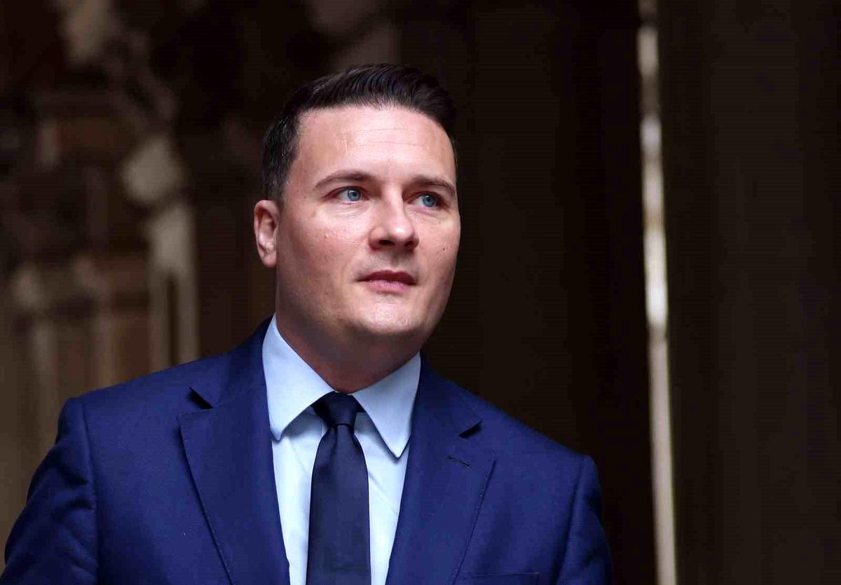 İngiltere\'de istifa eden eski bakandan Başbakan Starmer ile rekabet çağrısı