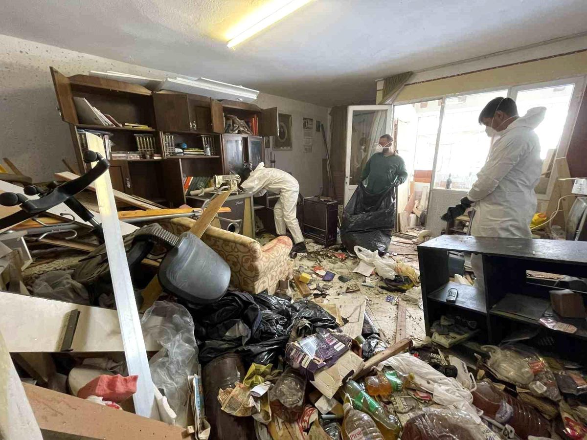İzmir\'de çöplüğe dönen evden 10 ton atık çıkartıldı