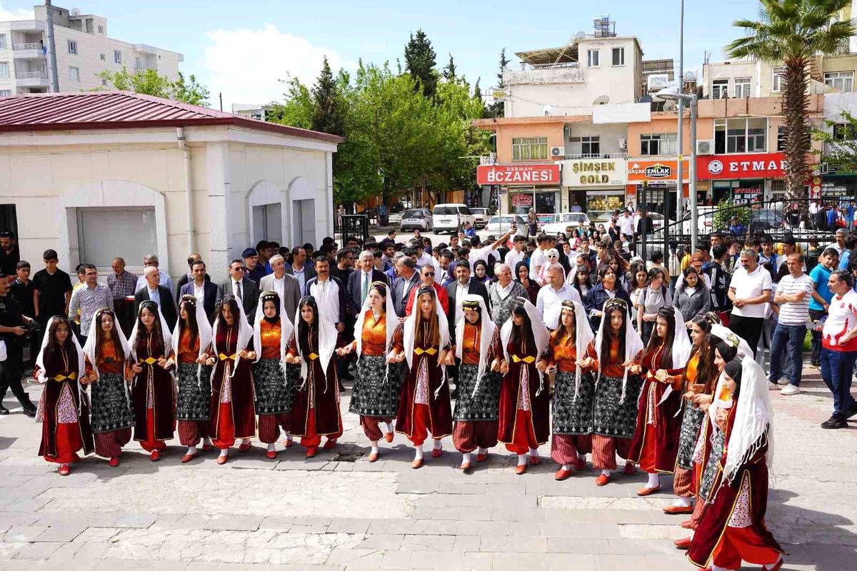 Kahta\'da Gençlik Haftası Yürüyüşü