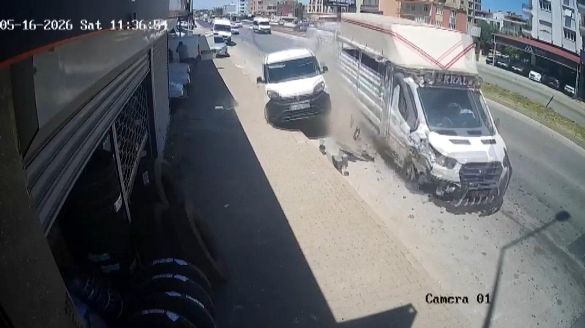 Lastiği Patlayan Kamyonet Kazaya Neden Oldu