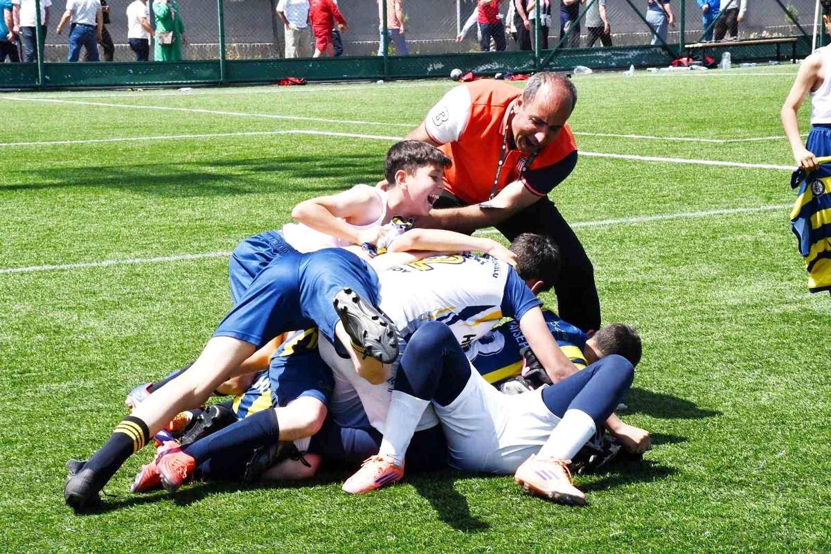 Kayseri\'de futbol birinciliğinde şampiyon Osman Ulubaş Köşk Ortaokulu