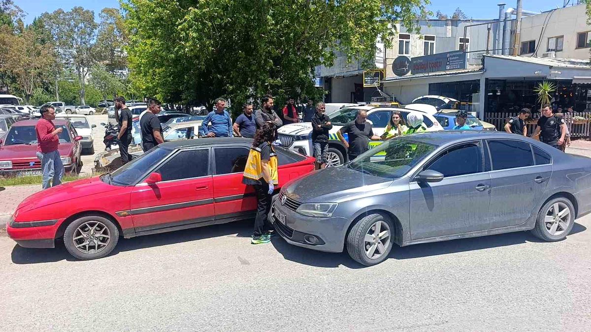Antalya\'da Biber Gazlı Kaza Kaçışı