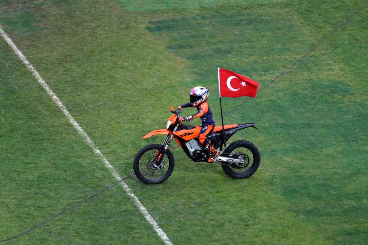 Minik Zayn\'dan stadyumda bayraklı şov