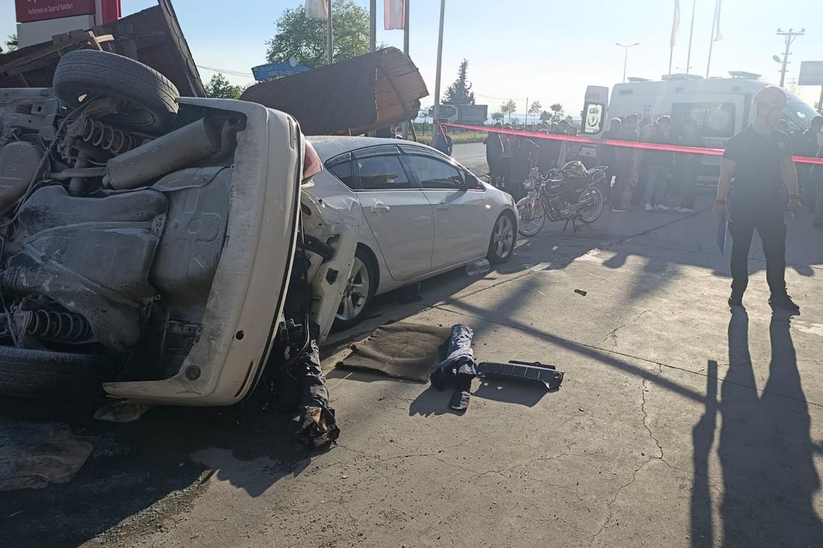 Zonguldak\'ta savrulan otomobil bankta oturan kardeşleri ezdi
