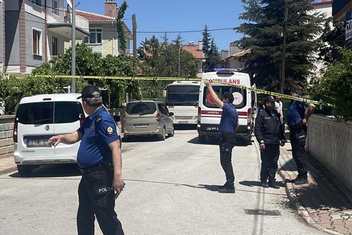 Dehşet evi! Ailesini katledip yan sokakta yakalandı