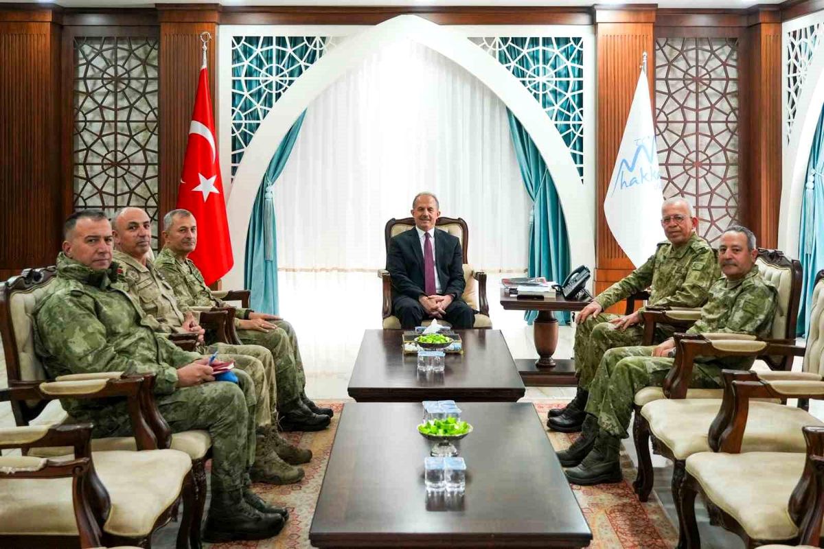 Korgeneral Topaloğlu\'ndan Hakkari Valisi\'ne Ziyaret