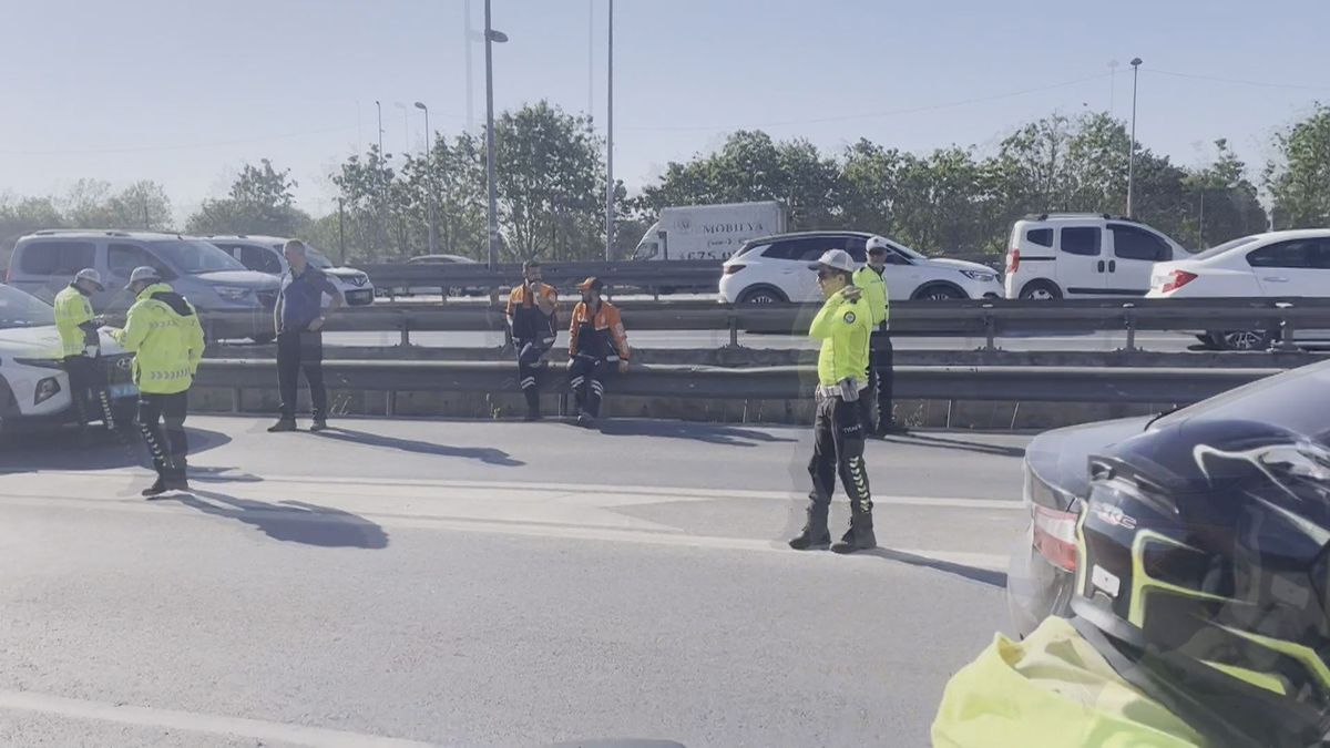 Küçükçekmece\'de Takla Atan Araç Trafiği Felç Etti