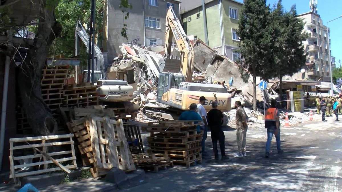 Küçükçekmece\'de Kentsel Dönüşüm Binası Çöktü