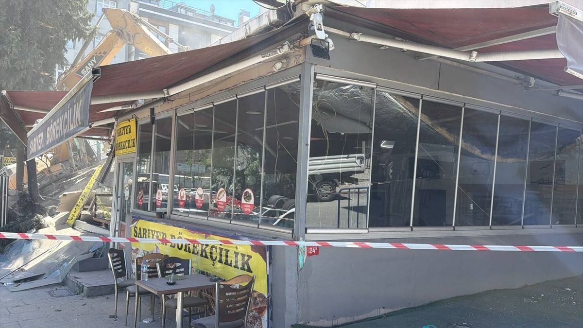 Küçükçekmece\'de Bina Çöktü