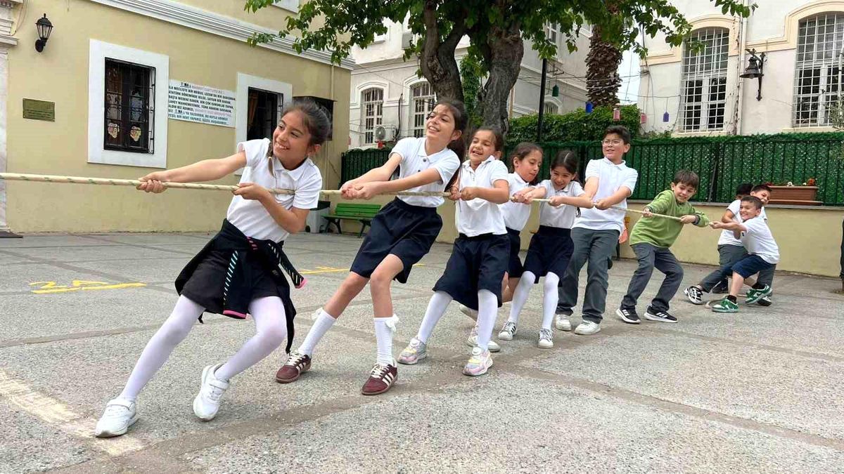 Kuşadası\'nda Çocuk Atletizm Şenliği Coşkusu
