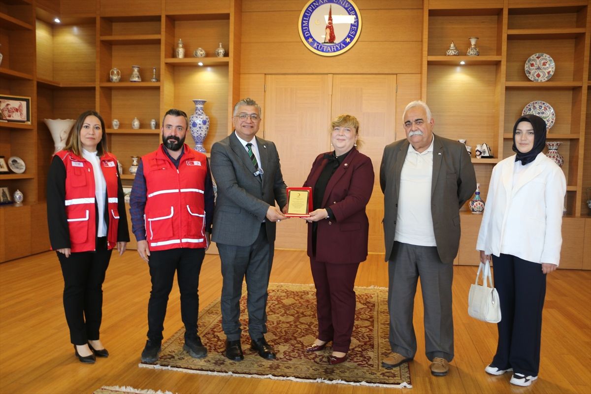 Kütahya DPÜ\'ye Kızılay\'dan Teşekkür Plaketi