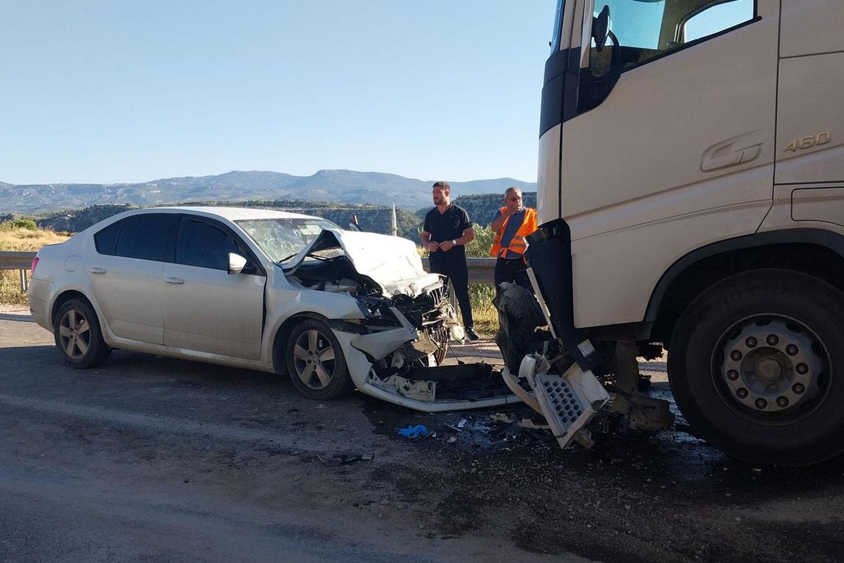 Otomobil ile TIR kafa kafaya çarpıştı: Anne ve kızı öldü, baba ağır yaralandı