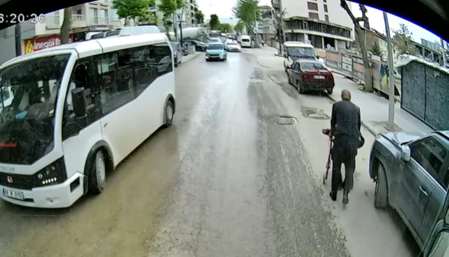 MOTAŞ şoföründen örnek davranış: Engelli vatandaşı son anda kurtardı