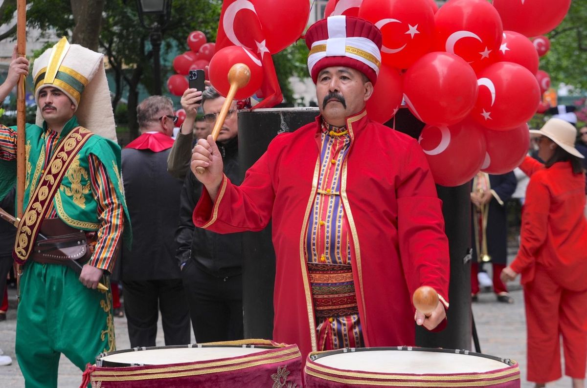 New York\'ta 43. Türk Günü Yürüyüşü Öncesi Bayrak Töreni