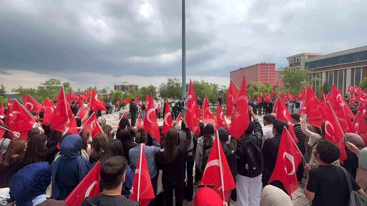Bilecik\'te 350 kişi ODTÜ\'deki bayrak saldırısını protesto etti