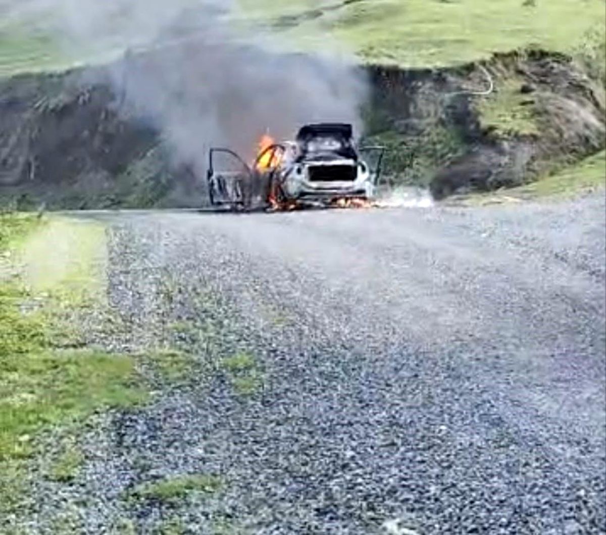 Otomobil yayla yolunda yanarak hurdaya döndü