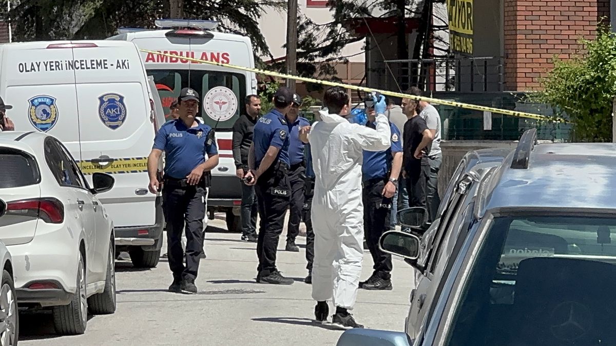 Hukuk Öğrencisi Ailesini Bıçaklayarak Öldürdü